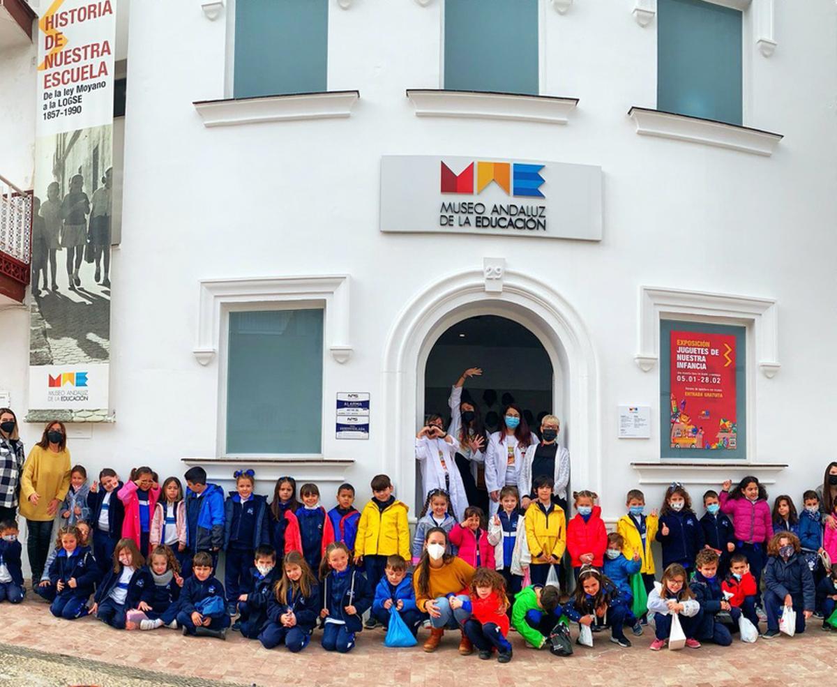Colegiales a las puertas del Museo Andaluz de la Educación, en Alhaurín de la Torre, tras la visita a Planeta Explora el pasado curso.