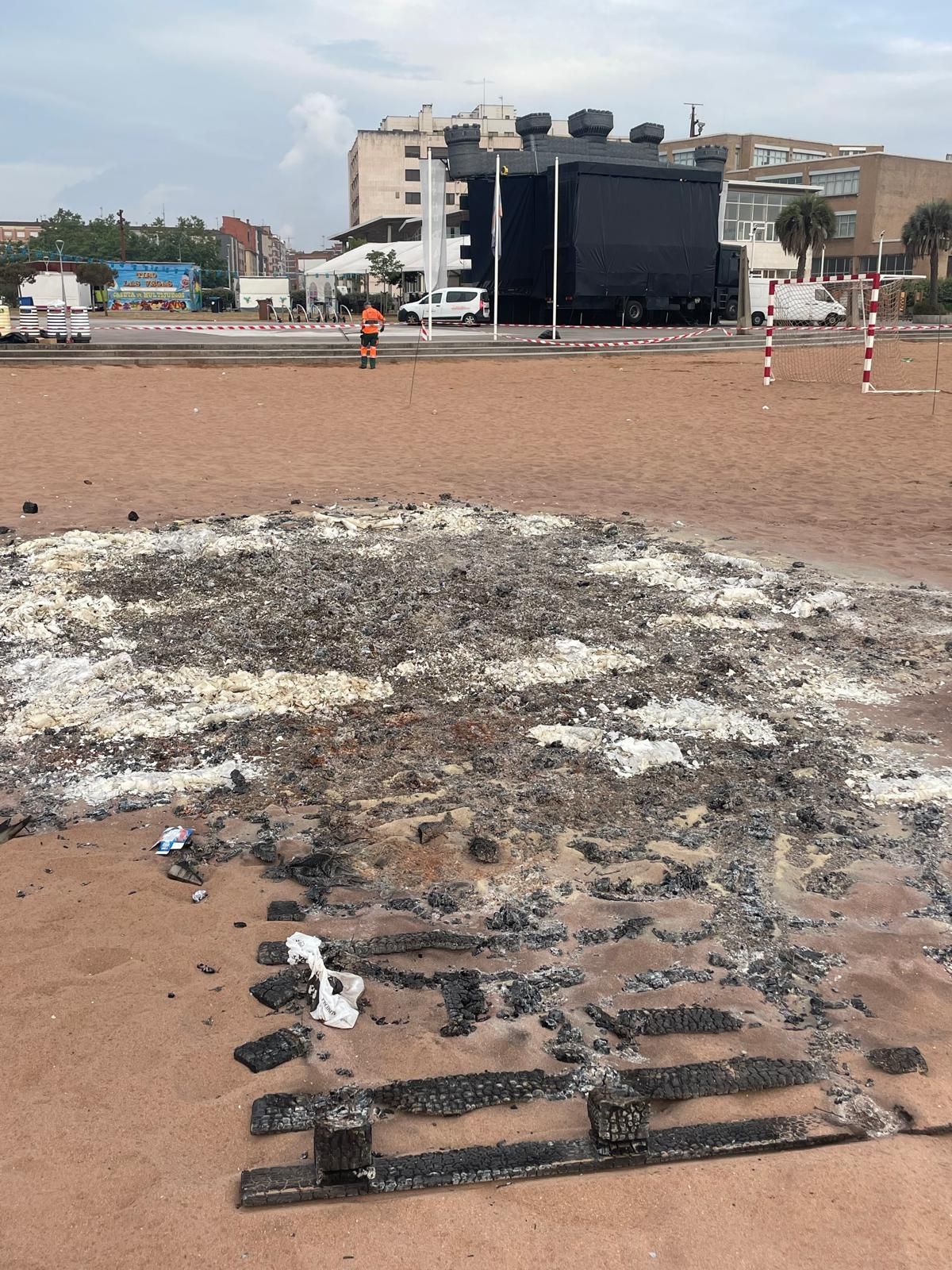 La resaca de la Noche de San Juan en Gijón: 7,4 toneladas de basura recogida (en imágenes)