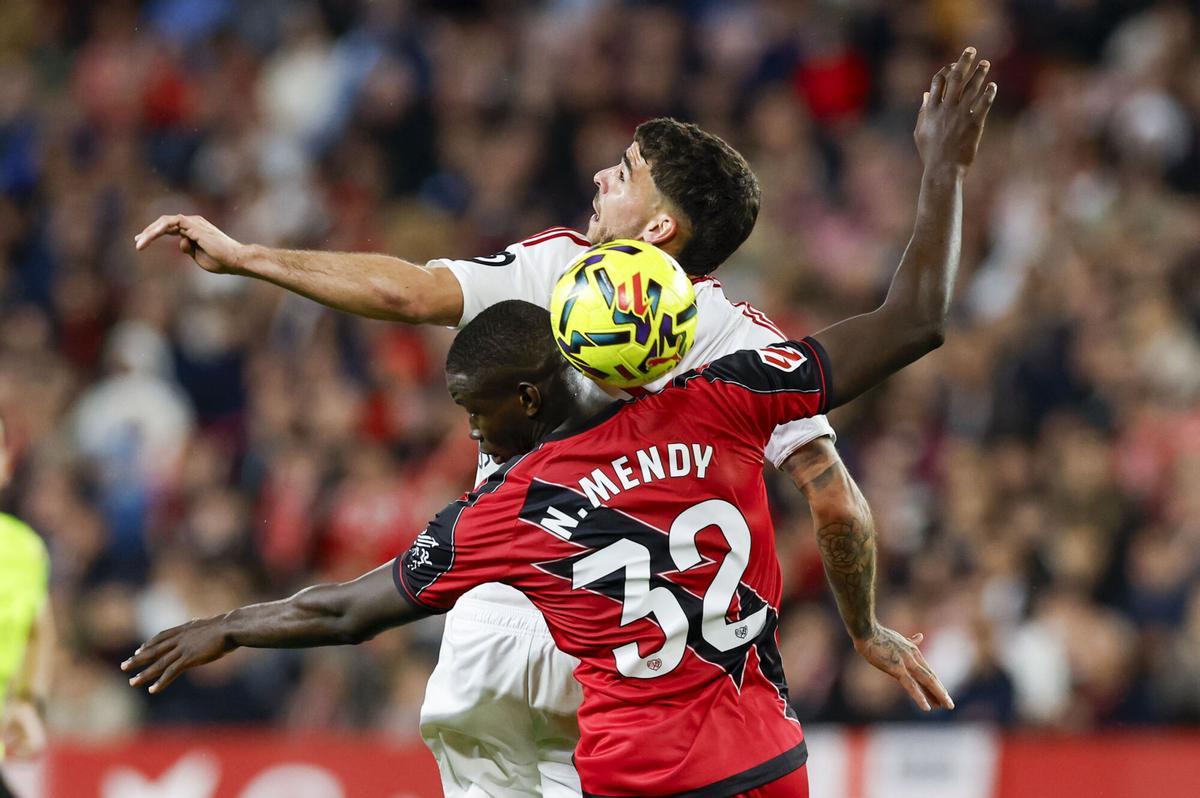 El defensa senegalés del Rayo Nobel Mendy intenta rematar de cabeza.