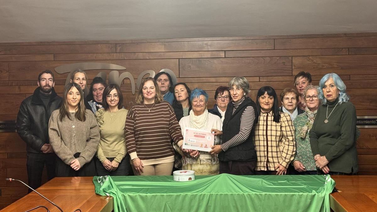 Entrega del cheque a la la presidenta de la Asociación Española contra el Cáncer en Asturias, Yolanda Calero.