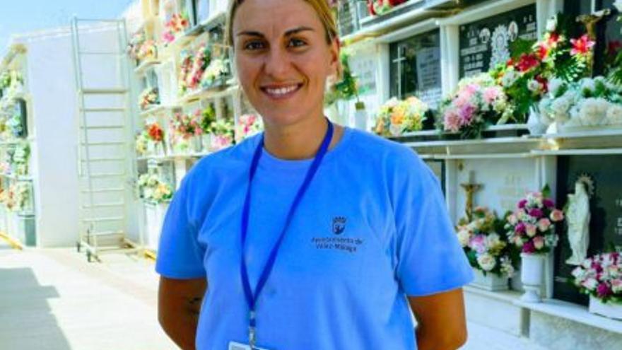 Patricia Serrano, primera mujer sepulturera en Vélez-Málaga