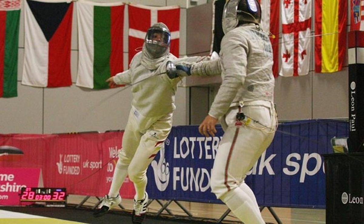 El tirador espanyol Pablo Moreno davant del bielorús Valery Pryiemka durant l’enfrontament de quarts de final de la ronda de sabre, dels Europeus d’Esgrima que se celebren a Sheffield, Anglaterra