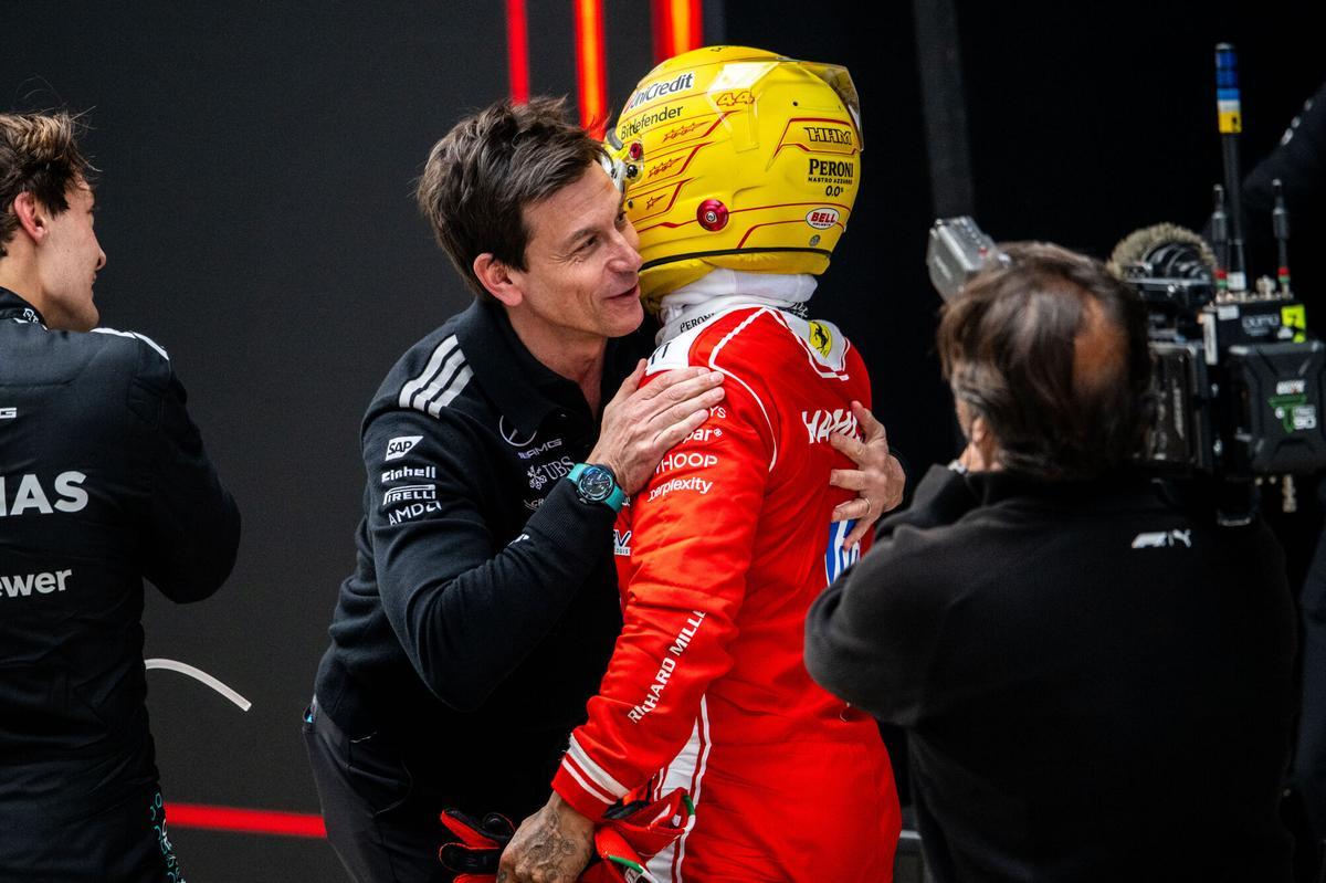 Toto Wolff felicita a Hamilton por su primer podio con Ferrari