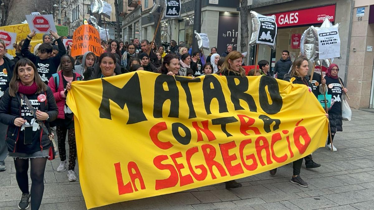 Protesta contra los cierres anunciados por el Departament en Mataró.