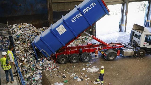 Un camión descarga basura en el interior de la planta de tratamiento de residuos de Epremasa en Montalbán.