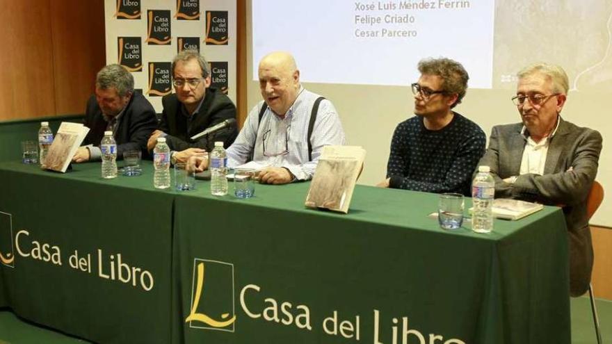 De izq. a dcha., Manuel Bragado, Felipe Criado, Xosé Luis Méndez Ferrín, César Parcero y Uxío Labarta. // J. Lores