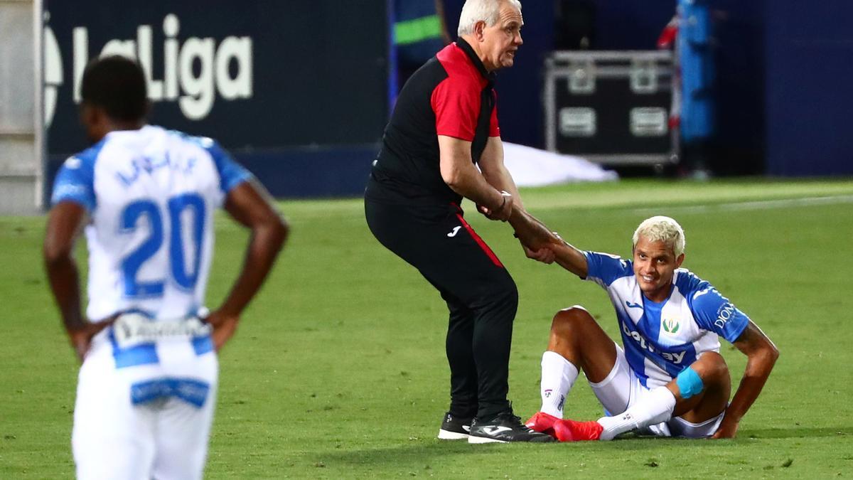 Javier Aguirre consuela a un jugador del Leganés tras el descenso a Segunda, hace dos temporadas.