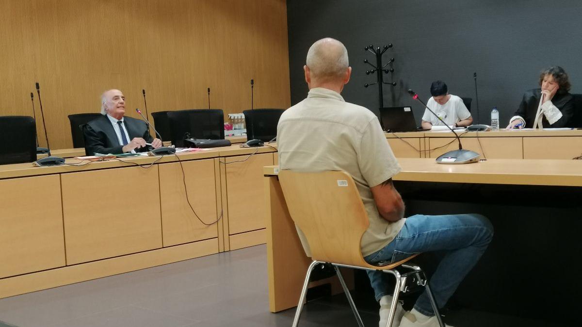 El acusado responde a las preguntas de su abogado, al que el magistrado dio un toque de atención en el juicio, ayer