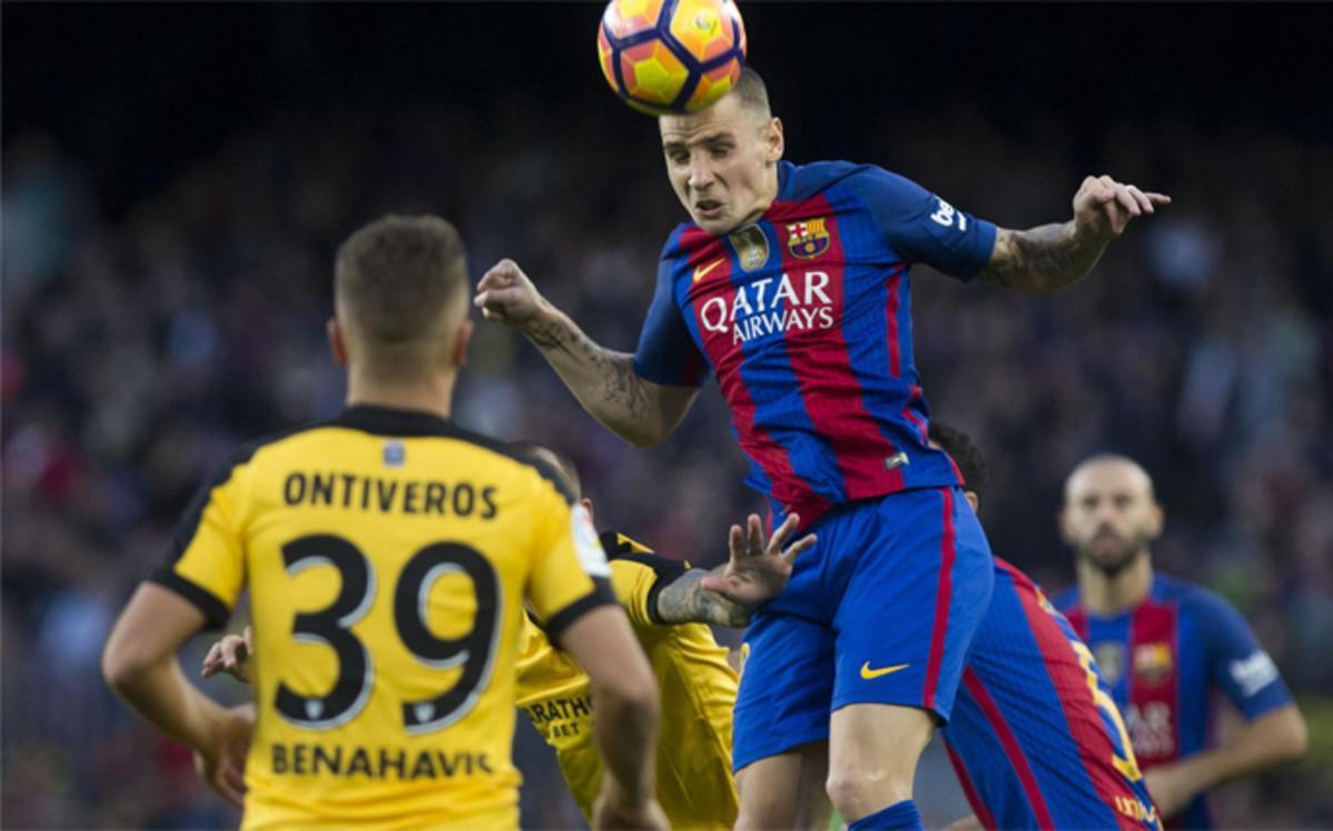 Ontiversos con Digne durante el Barça-Málaga de la Liga 2016/17