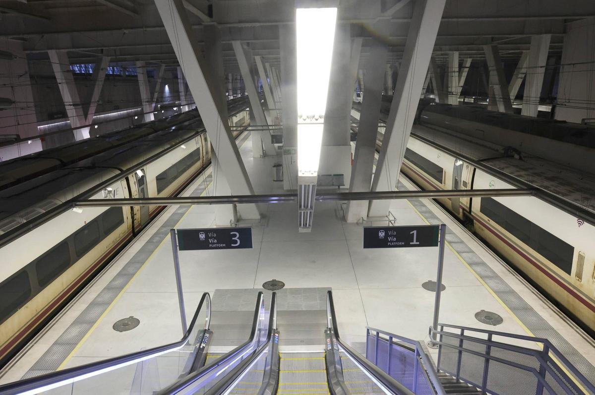 Los andenes de la estación de Vigo-Urzáiz, vacíos por la cancelación de servicios.
