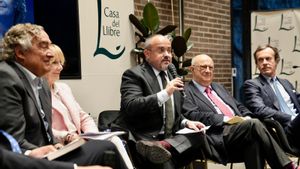 El presidente del PP catalán, Alejandro Fernández, acompaña a la expresidenta de Madrid, Esperanza Aguirre, en la presentación de su libro Una liberal en política en Barcelona.