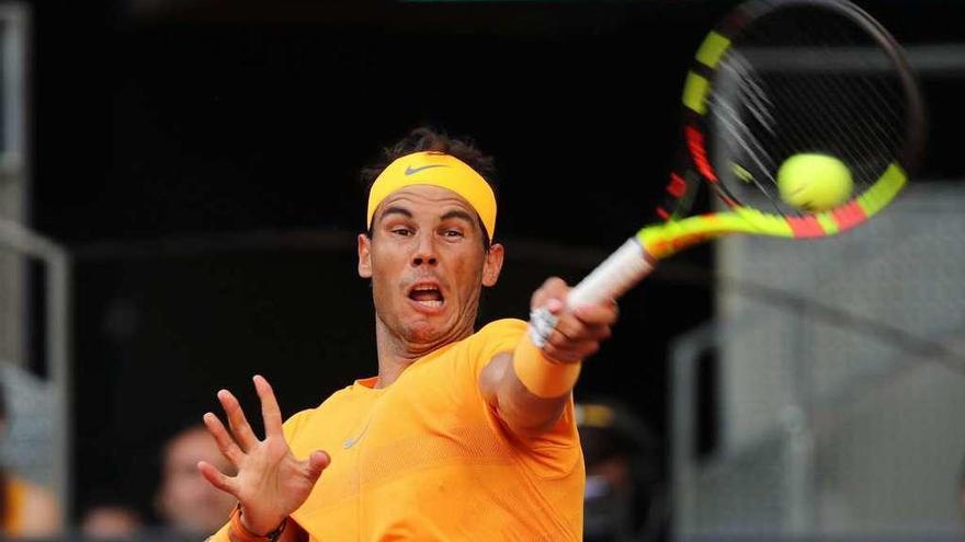 Rafa Nadal golpea una pelota durante el enfrentamiento de ayer en Madrid ante Dominic Thiem.