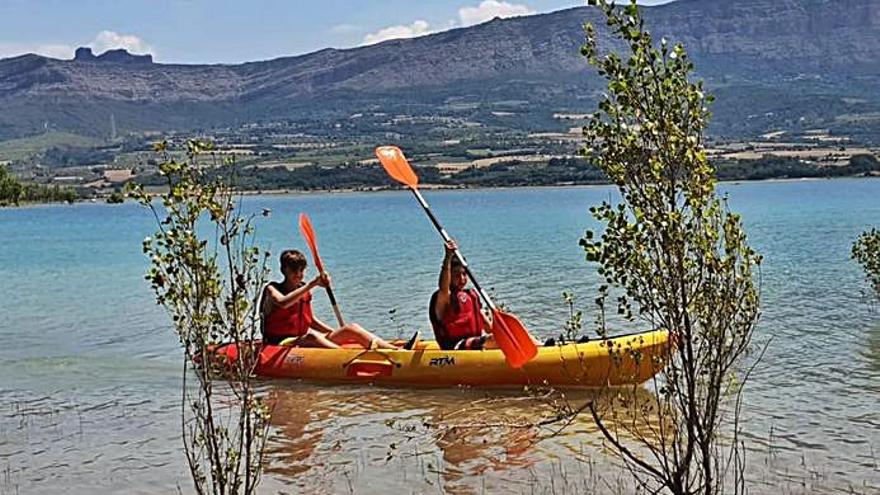 Dos infants de les colònies en una piragua | ARXIU PARTICULAR