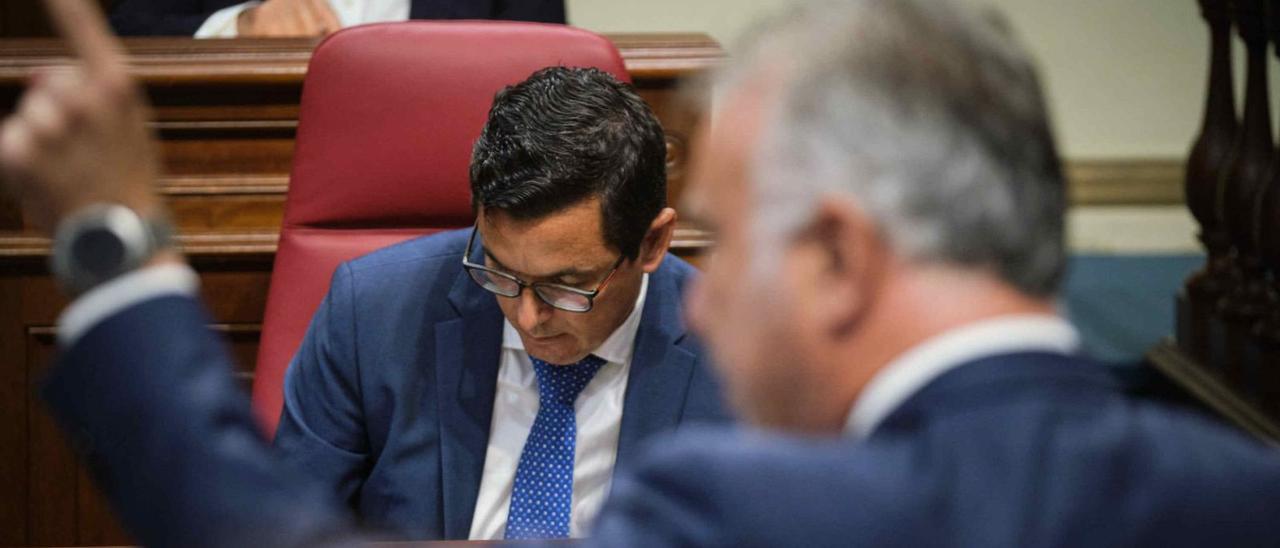 El presidente Ángel Víctor Torres (de espaldas) y el nacionalista Pablo Rodríguez, ayer en el pleno del Parlamento. | | CARSTEN W. LAURITSEN