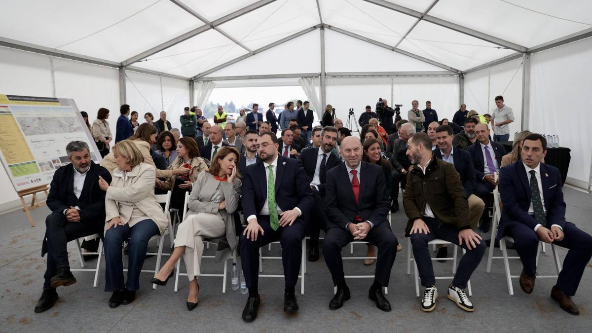 Los invitados al acto en carpa habilitada para la inauguración.