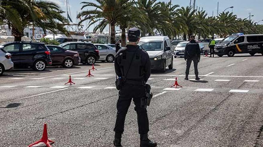 Detenido en Palma al desobedecer y comer  en las escaleras de la Plaza Mayor