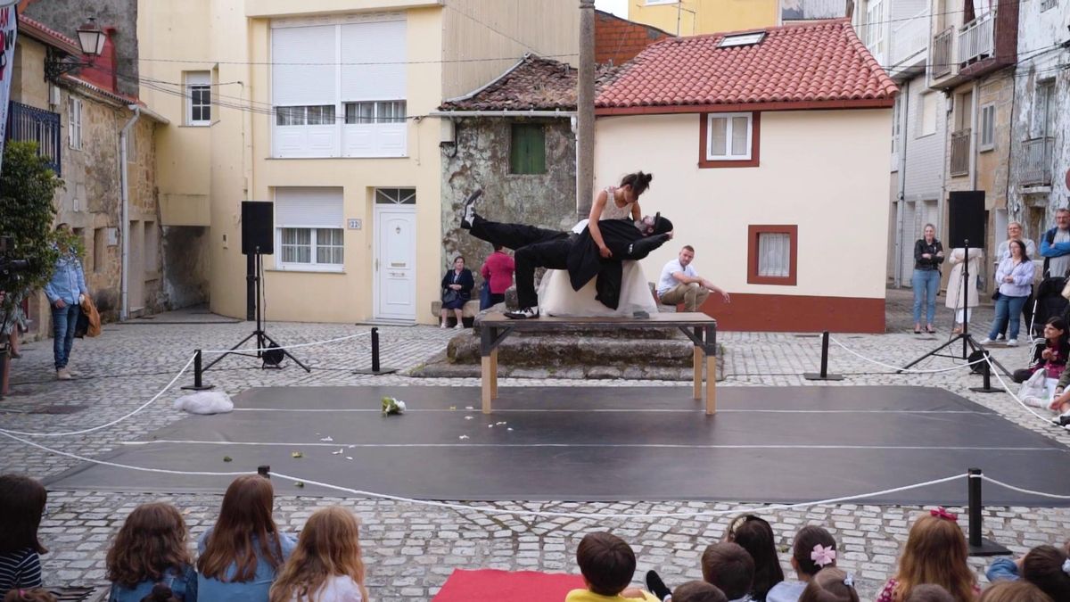 Ana Cuervas y Santiago Montero en uno de los montajes previos de A Vela Circo.