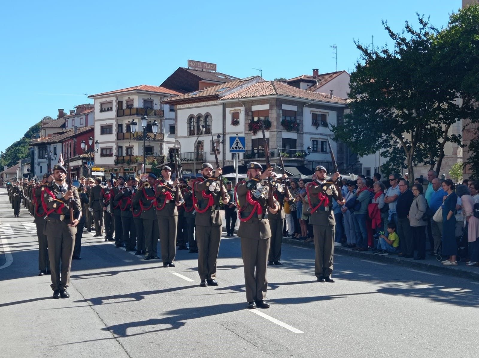 Multitudinaria jura de bandera en Covadonga, con imágenes para la historia en el real sitio