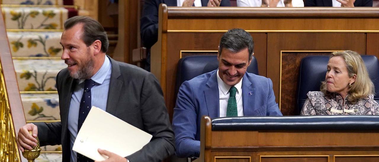 Óscar Puente pasa al lado de Pedro Sánchez antes de dar la réplica a Alberto Nuñez Feijóo en el debate de investidura.