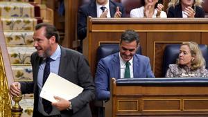 Óscar Puente pasa al lado de Pedro Sánchez antes de dar la réplica a Alberto Nuñez Feijóo en el debate de investidura.