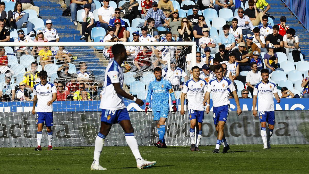 Los jugadores zaragocistas, tras el gol del empate del Albacete, de Carlos Isaac.