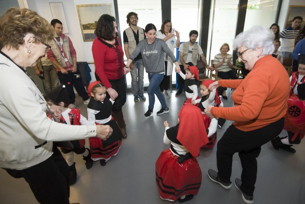 Encuentro de usuarios de Afaco con alumnos de la escuela infantil de Os Rosales