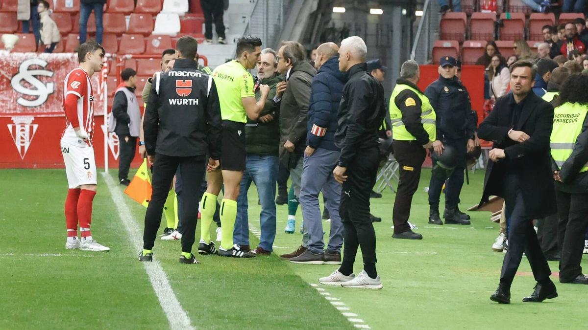 Un momento de la suspensión del encuentro.