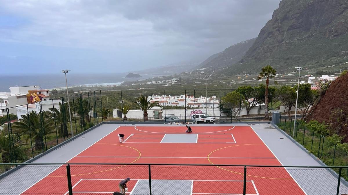 Fotografía de los preparativos para la reinaguración de las instalaciones deportivas.