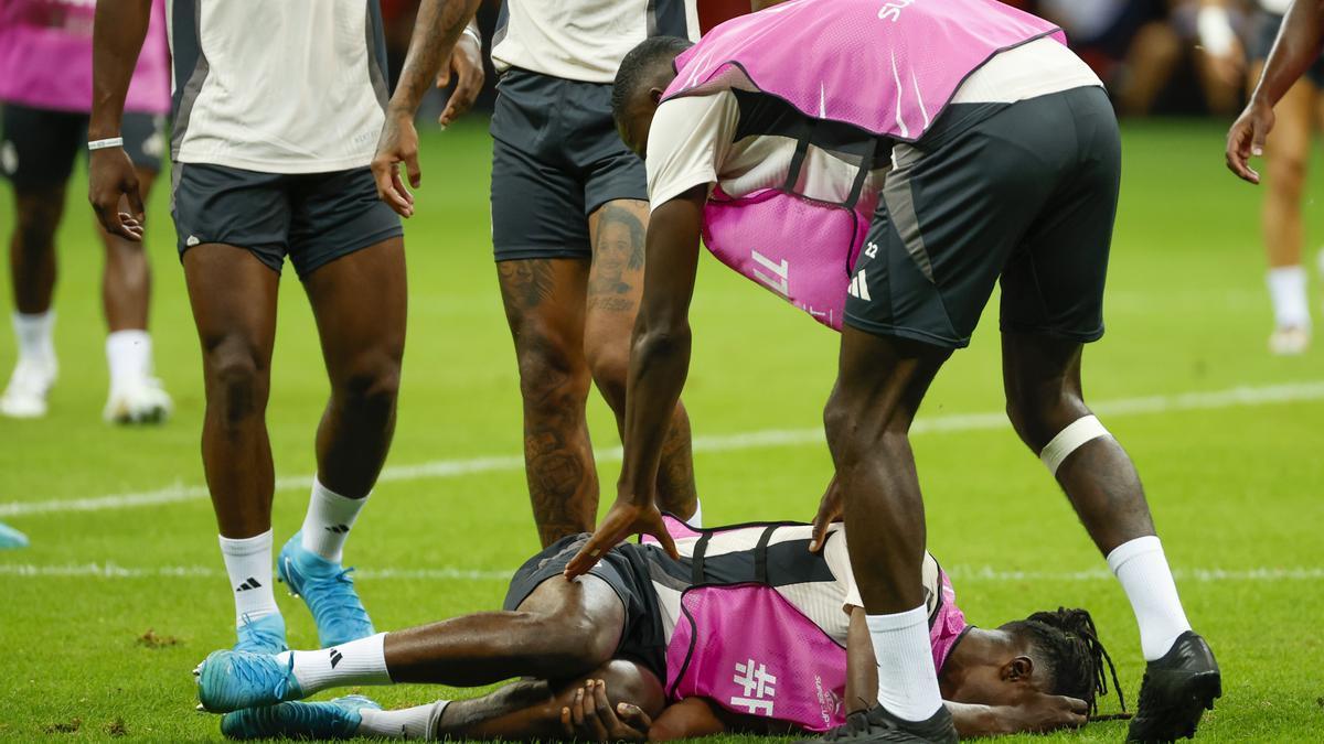 El centrocampista francés del Real Madrid Eduardo Camavinga se duele en el suelo durante el entrenamiento del Real Madrid.