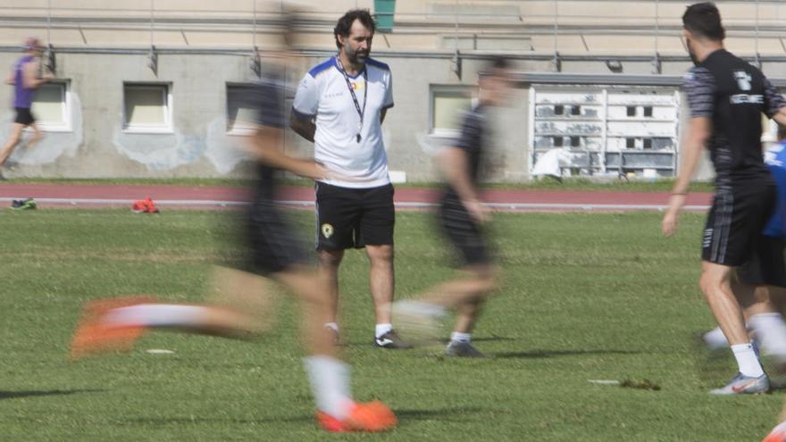 Jesús Muñoz observa una jugada durante un entrenamiento de esta semana en el Joaquín Villar.