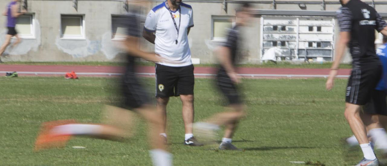 Jesús Muñoz observa una jugada durante un entrenamiento de esta semana en el Joaquín Villar.