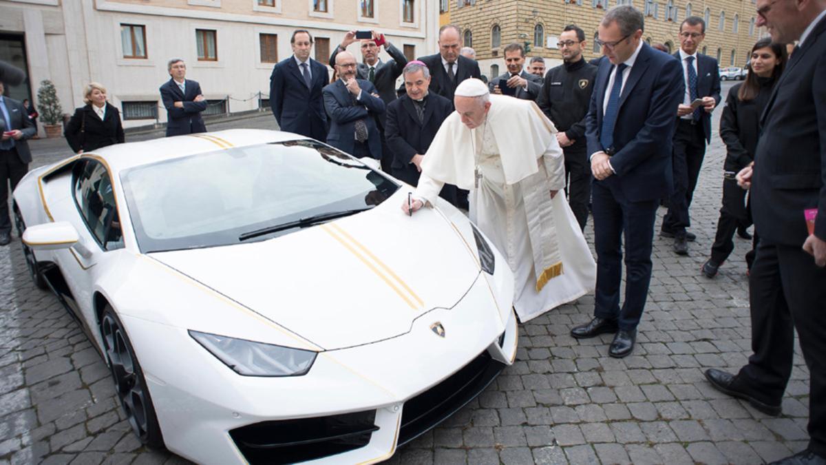 Papa Francisco con su nuevo Lamborghini Huracán