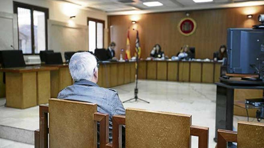 El abuelo condenado a cinco años y medio de cárcel por abusos, durante el juicio en la Audiencia.