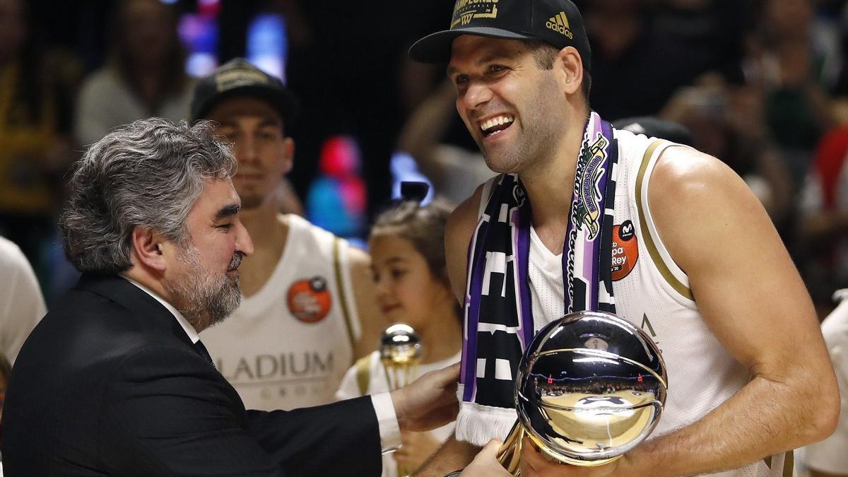 Felipe Reyes, a la derecha, recoge el trofeo de campeón de la Copa del Rey del 2020.