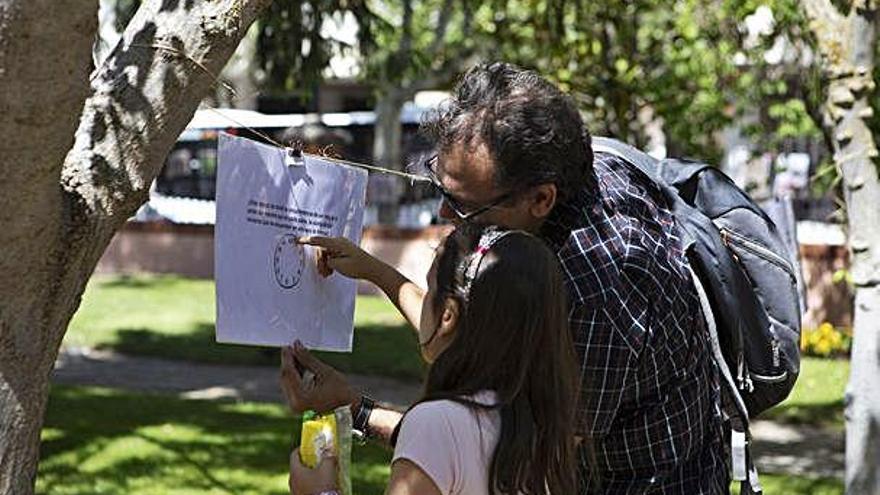 Un padre comparte con su hija una de las actividades propuestas.