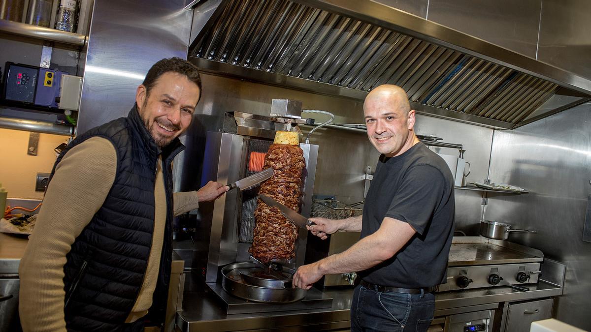 Raúl Salcido y Antonio Sáez, ante un trompo para los tacos al pastor.