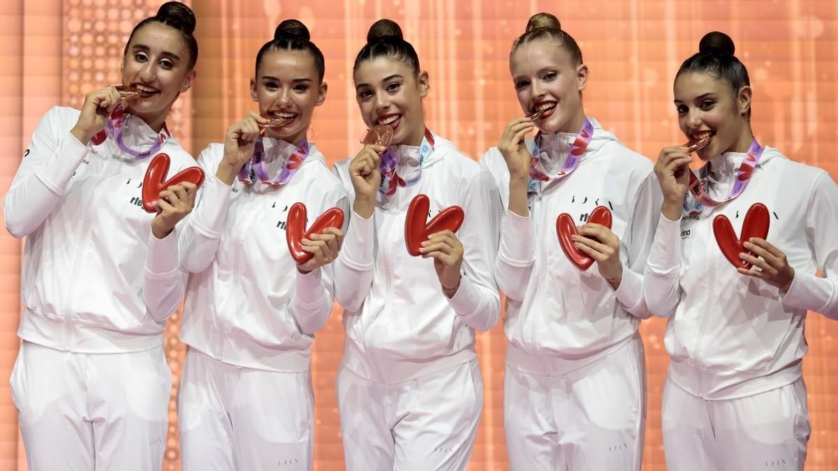 Ana Arnau, primera por la izquierda, con el equipo español de gimnasia