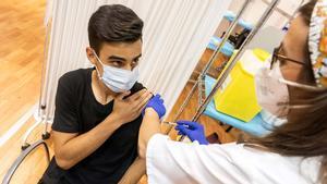 Els primers joves vacunats a Lleida arriben de BCN