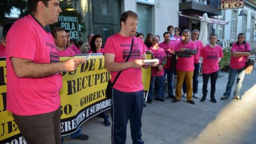 Los afectados y la corporación de Caldas leen un manifiesto ante la sucursal de NCG.  // Gustavo Santos