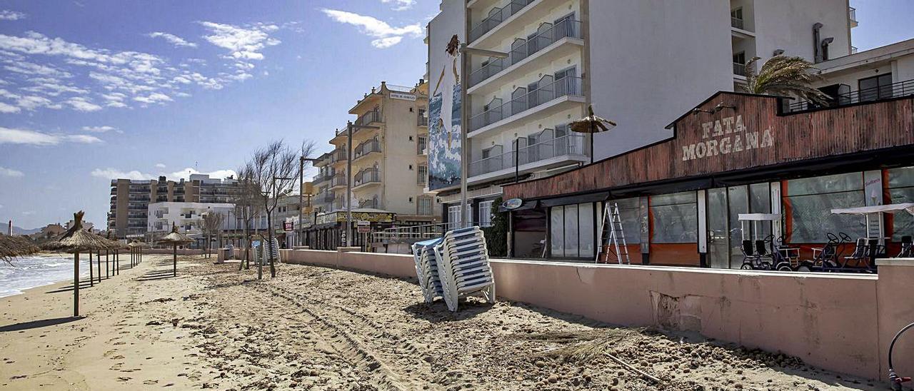 Arriba, el Oasis de Can Picafort transformado en el ficticio Fata Morgana. Izda., el cambio que sufrirá en el futuro. |  B. RAMON