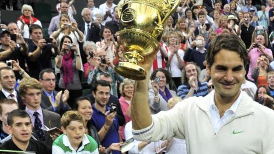 Federer celebra su séptima victoria en Wimbledon.