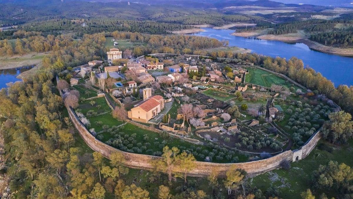 Vista aérea de Granadilla, pueblo sin habitantes, pero lleno de encanto.