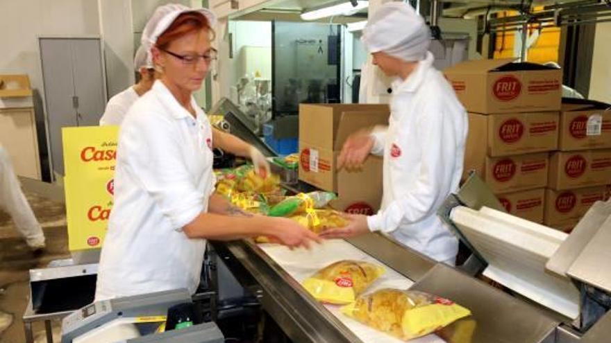 Treballadores, envasant patates casolanes a la fàbrica de Frit Ravich, el novembre passat.