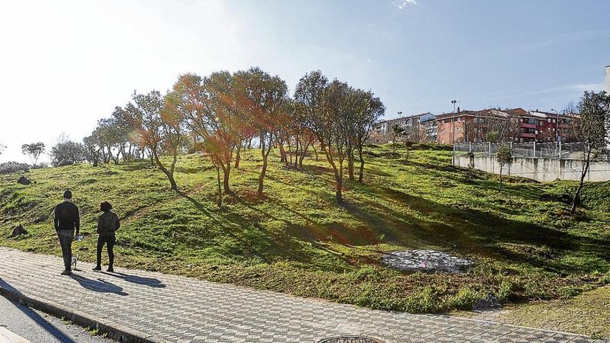 El Ayuntamiento de Plasencia limpia solares para evitar los fuegos en verano