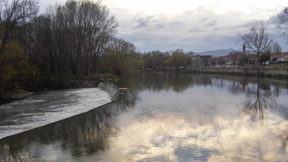 Resclosa. Des del Passeig de Manlleu (Osona), podem veure com baixa de ple el riu Ter.