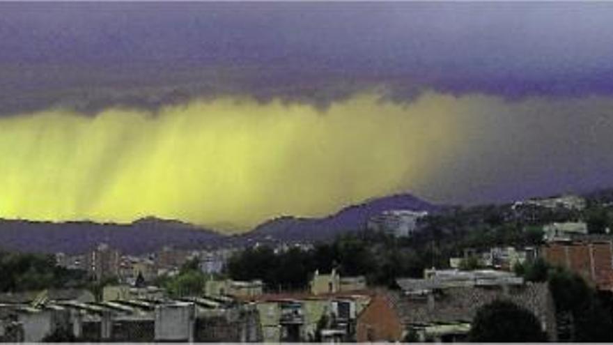 Una imponent cortina de pluja, vista des de l&#039;observatori de Montjuïc (Girona), ara fa uns dies.