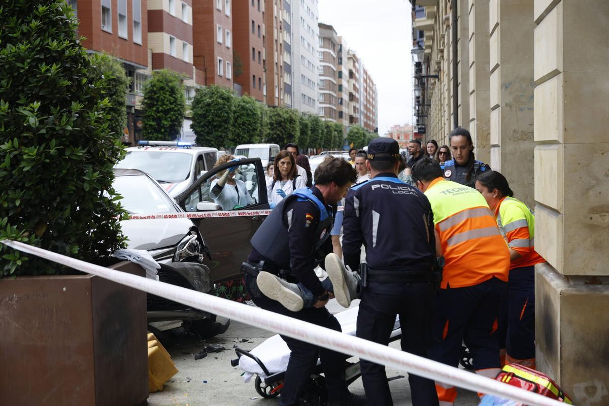 EN IMÁGENES: Dos heridos y tres coches implicados en un fuerte accidente múltiple en el centro de Gijón