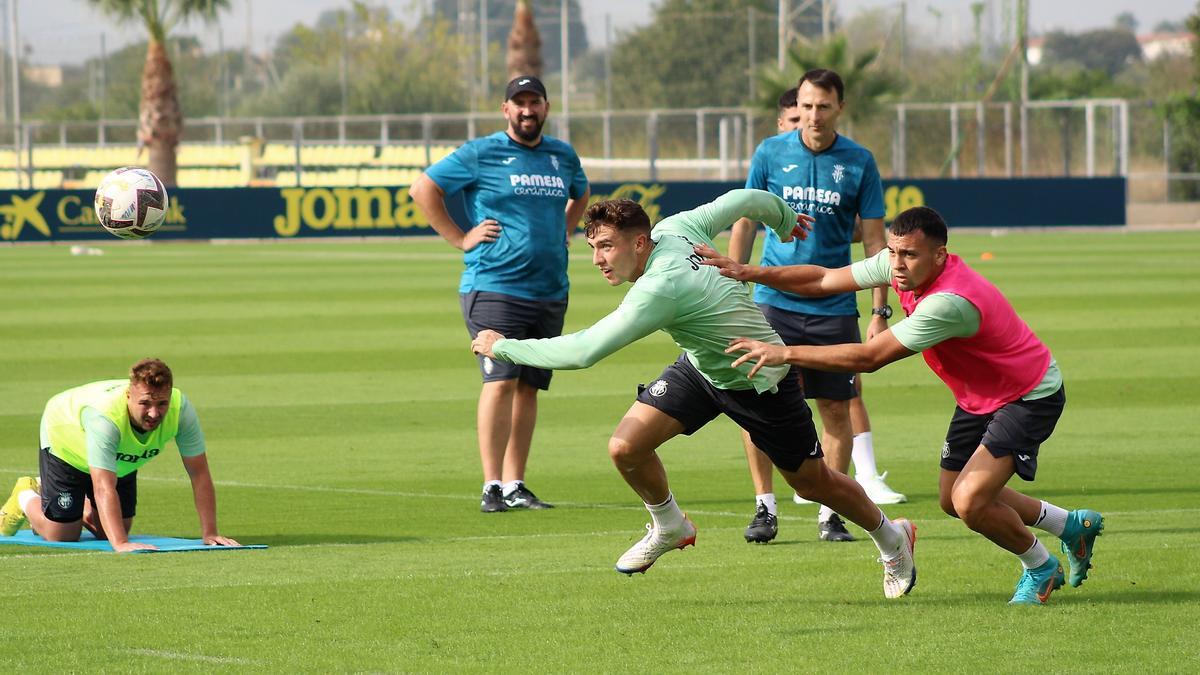 Alberto del Moral y Juan Carlos Arana, pelean un balón en un entrenamiento.