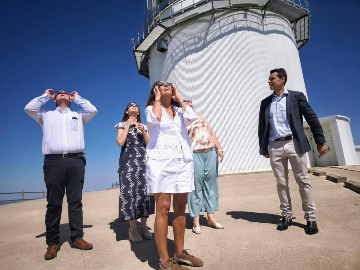 Varias personas observan el sol con gafas especiales en el Puerto de Javalambre, uno de los puntos elegidos por el Gobierno de Aragón para ver el eclipse.