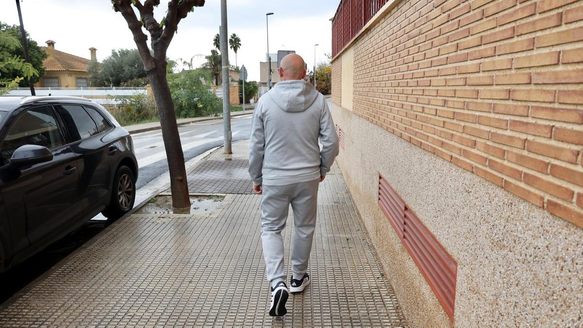 M. M., vecino de la pedanía murciana de Casillas, pasea por las calles de la población tras atender a La Opinión.
